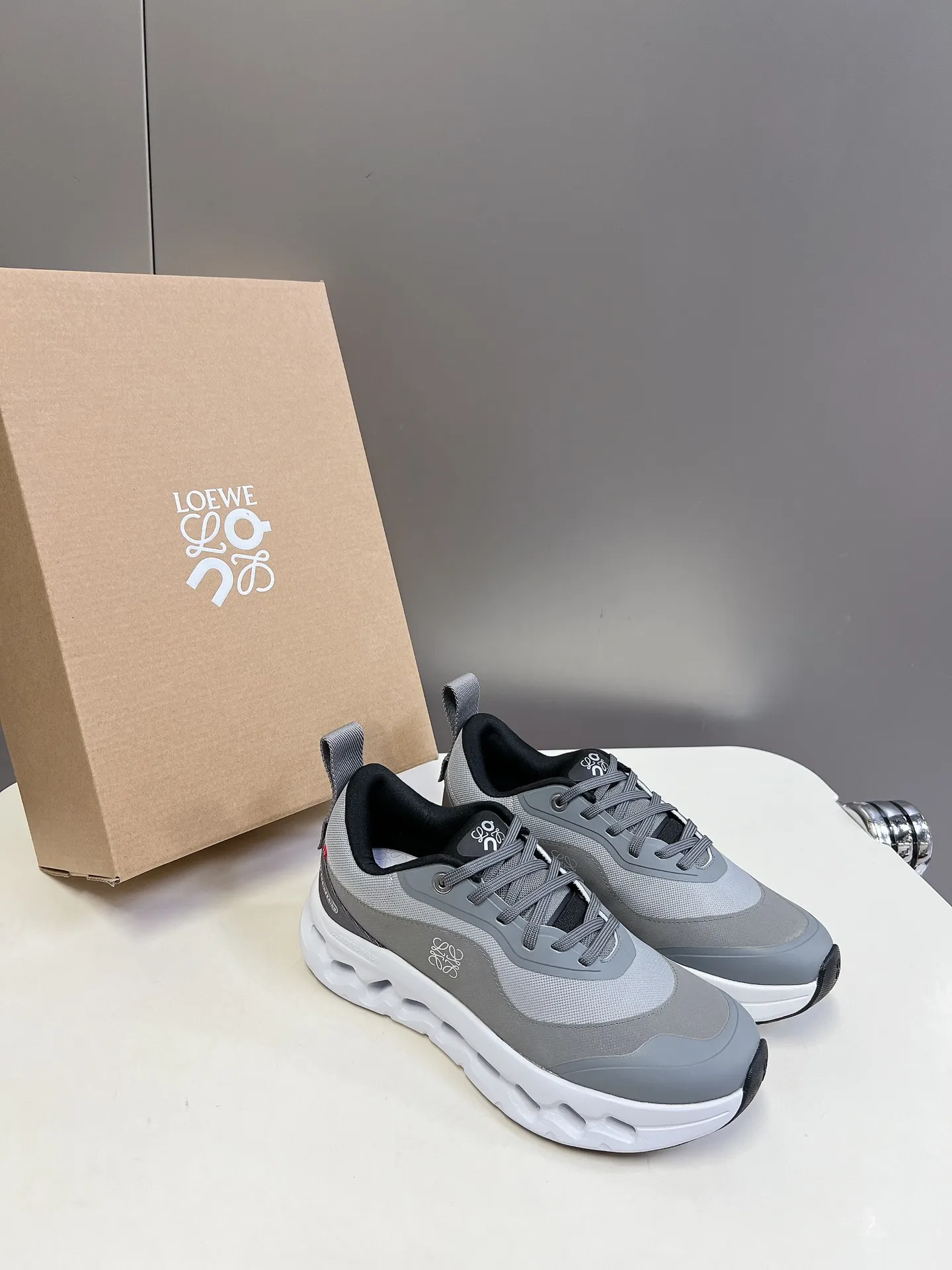 👟👟Ex-factory price 640👟👟 Loewe x on cioudtilt2.0 running shoes‼ ️Couple model Loewe Made from recycled polyester and mesh, it features an exclusive rubber sole with Loewe's classic logo printed on the side and full-coverage seam details. This cooperation combines ON's professional technology with Loewe's exquisite craftsmanship, and uses it in the production and design, specially designed for urban life and outdoor sports. Code number: 35-40, male 39-44